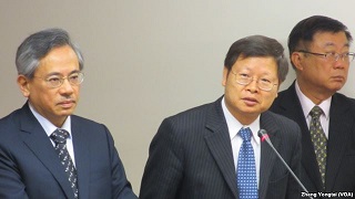 衛生署疾病管制局長張峰義(中)在立法院接受質詢。(美國之音記者張永泰拍攝)