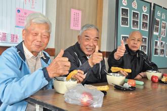 金門縣政府社會處結合校園推動年長者送餐服務,長者對這項前所未有的貼心服務大聲稱讚。(聯合報記者陳向鑫/攝影)