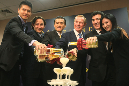 台灣懷德聯合開發公司投資馬祖博弈度假村,7日舉行台北辦公室開幕儀式,主席兼行政總裁懷德(William P. Weidner)(右3)與公司主管倒香檳慶祝。(中央社記者徐肇昌攝 101年12月7日)