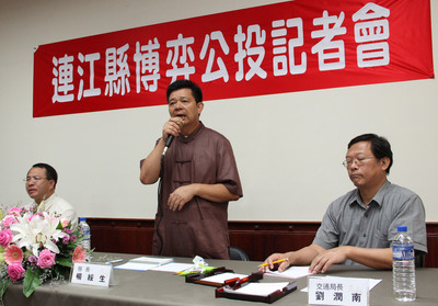馬祖2012年7月7日投票日前後,舉辦全國記者招待會,中為縣長楊綏生答覆記者發問及說明推動博弈心路歷程。(中央社資料照)
