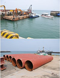 白沙浮動碼頭工程施工平台船及大型鐵樁已進駐白沙,近期要展開施工。(圖/文:陳鵬雄)