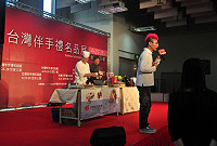 　「叫賣哥」（台上紅髮者）之前在台為地區伴手禮代言而與馬祖結緣，今晚將親自來馬展現叫賣功夫，讓馬港觀光夜市再掀高潮。（圖：縣府觀光局提供）
