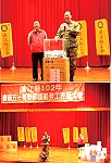 (上圖)任指揮官現場抽出幸運的優秀勞工,並贈送由防衛部精心準備的禮品。(下圖)任指揮官強調,勞工同仁是推動馬祖基層建設及社會發展的動力來源,未來地方上有需要部隊協助的地方,防區一定會在第一時間做最有效率的協助。(圖/文:宋韋廷)