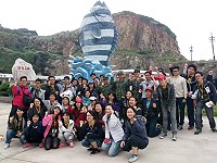 東引外島軍旅體驗營活動結束,40餘位大學生與東引指揮官賀正將軍合影留念,感謝國軍官兵提供難忘的戰地體驗及照顧。(圖/文:陳其敏)