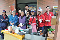 　大同之家安養人參訪北竿橋仔社區，品嚐在地美味小吃。（圖／文：陳鵬雄） 