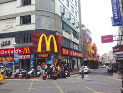 馬公市最精華店面位於中正路上,麥當勞店面是目前澎湖房市地王。澎湖每年平均移轉棟數約400多件,2007年因博弈題材,吸引很多台灣投資客「渡海」進場卡位。(圖/中國時報方明)