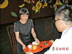 國家教育研究院舉辦國中主任儲訓班,拜師儀式學員獻上「六禮」,其實都是KUSO版。左為國教院長柯華葳。(自由時報記者黃邦平攝)
