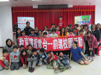 教育電臺102年「前進校園-中小學廣播親近計畫」活動系列第1場次8日在馬祖北竿坂里國小,與師生合影。(圖:教育廣播電台)
