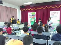 　國立教育電臺「快樂上學趣」節目昨天前進仁愛國小製播，同學們除現場體驗當廣播人的樂趣外，也和知名節目主持人「丸子哥哥」等廣播人交流。（圖：仁愛國小校長王建華提供）