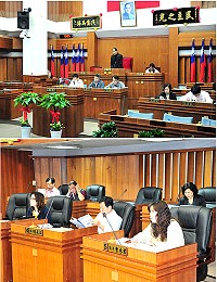 連江縣議會第5屆第7次定期大會開議,議長陳貴忠擊槌宣告此會期正式開議,希望所有議員們為民喉舌、反映民瘼。(圖/文:曹重偉)