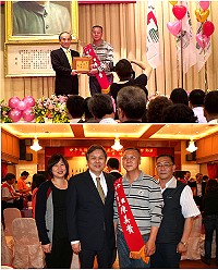 全國總工會舉行102年度全國各界模範勞工表揚大會,包括總統馬英九和立法院長王金平都到場向勞工致意;地區獲選代表為陳美貴;身兼工會理事長的副議長曹以標專程陪同他赴台受獎。(圖:連江縣工會提供)