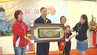 東引鄉慶祝母親節餐會,縣府參議姚醒吾代表縣長楊綏生向勞苦功高的媽媽們表達祝賀與敬意。(圖/文:陳其敏)