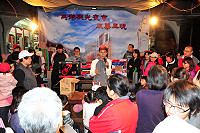 馬港觀光夜市上週六重新開幕,縣府觀光局推出多項活動及邀請「叫賣哥」葉昇峻來馬助講,果然成功拉抬人氣,讓商家們重拾信心,今天將以更高品質來迎接遊客的到來。(圖/文:曹重偉)
