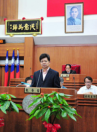 縣議會定期大會由縣長楊綏生進行施政報告暨說明,再由出席議員依序提出質詢。(圖/文:曹重偉)