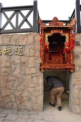 圖說:馬祖媽祖巨神像下方「鑽轎下」,順勢鑽進了地下坑道。(記者鐘玉霞攝)
