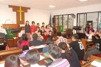 　慶祝母親節，基督教馬祖衛理堂12日透過兒童詩班獻唱及相關活動向媽媽們表達謝意。（圖／文：邱竟瑋）