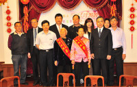 縣府及南竿鄉公所今年母親節表揚典禮暨慶祝餐會溫馨登場,縣長楊綏生、鄉長朱秀平、立委陳雪生等來賓共同表揚今年獲選的模範母親李金珠、曹免綅。(圖/文:曹重偉)