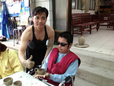 陶藝家李仁燿指導一位視障者安先生捏陶。(圖片/耕陶源藝術中心提供)