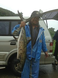 宋信三15日上午在西莒菜埔澳附近垃圾場釣獲重23斤馬鮫花魚。(圖:莒光鄉代會副主席陳貽斌提供)