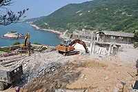　中山國中老舊校舍重建工程進行原建物拆除作業。（圖／文：陳鵬雄） 