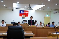 　南竿鄉代會第9屆第6次定期大會昨開議，鄉長朱秀平進行施政報告，代表們輪番質詢，為鄉親權益把關。（圖／文：劉秋月）