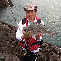 　北竿釣友在55據點釣起4斤大黑格。（圖：劉知訓提供）