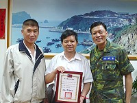 外島軍旅體驗營有效推升東引知名度,縣長楊綏生頒發感謝狀給東引指揮部。(圖:中國生產力中心提供)
