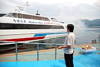 馬祖之星特檢完成昨傍晚返馬，船公司代表及全體船員在碼頭邊放鞭炮、上香祈福，並將於今日恢復莒光航報執行。（圖／文：劉秋月）