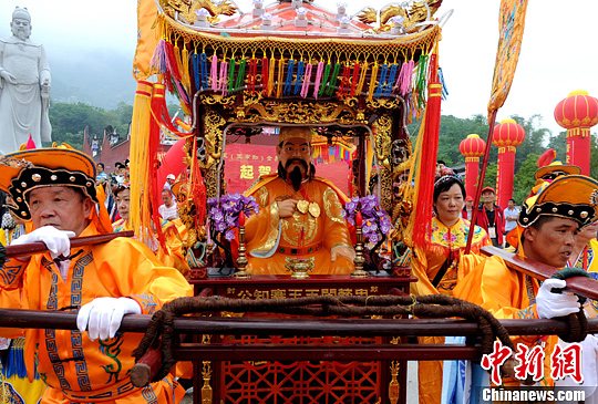5月16日,闽王王审知金身赴台会香祈福起驾仪式在福州市晋安区新店镇莲花山闽王纪念馆举行,5O0多位闽王后人共祭闽王,欢送闽王金身赴台。中新社发 刘可耕 摄
