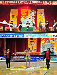 第10屆「健康上籃」隆重開幕,縣長楊綏生等來賓共同折斷香菸頭,呼籲全場觀眾勇敢說不,謝絕菸害;表演活動由「超級偶像」第7屆季軍得主章婉兒為鄉親帶來4首歌唱表演,贏得滿堂彩。(圖/文:曹重偉)