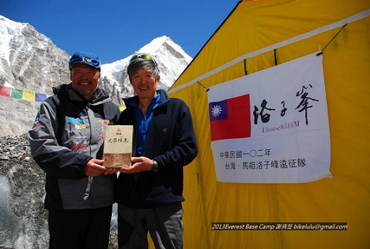 李小石(左)、林泉銘(右)兩人手持馬祖高粱合照,高粱在基地很受歡迎。(圖/摘自呂漢岳臉書)