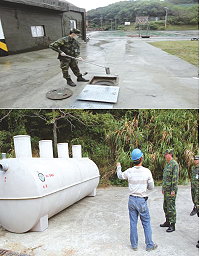 (上圖)下志清營區合併式淨化槽水質採樣現況。(下圖)任指揮官視導南竿部隊合併式淨化槽整治狀況。(圖:李承鴻/文:宋韋廷)