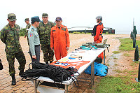 　楊將軍視導排雷小組陳列各種排雷裝備與工具。