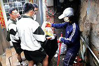 軍民共同清理南澳街道的廢棄物,維護地方美好的環境。(圖/文:李家宇)