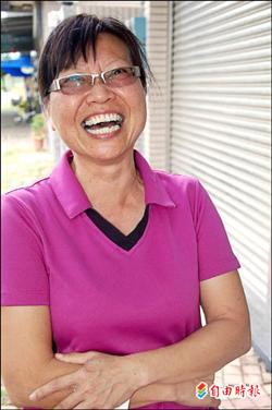 林青青得知李小石情況好轉，開懷大笑。（自由時報記者吳世聰攝）