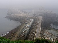 東引中柱橋重建工程進度落後,「工地景觀」也跟著跨進觀光旺季。(圖/文:陳其敏)