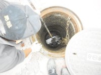 　南竿鄉12日上午在縣政府前道路發生污水溢流路面事件，經所屬工務及環保單位緊急處理、疏濬後，發現有大團油脂硬化物及部份不織布等異物塞管所導致。（圖：連江縣政府提供）