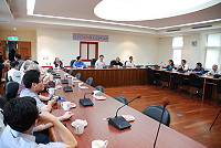 　福州市民間文藝家協會一行十六人抵馬進行民俗采風活動，昨天在民俗文物館舉辦座談會，二度來馬的賴董芳老師不但帶來最新創作「鳥兒飛」，此次更追逐藍眼淚醞釀寫一首藍色的眼淚，讓福州歌曲更多馬祖味。（圖／文：劉秋月）