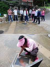 南竿鄉代會鄉政考察變成災情會勘,多個村莊出現淹水現象,村長指出自從排水溝內埋污水管、電線等後,一下雨就淹水,連污水管的蓋子都被沖走,鄉公所也疲於奔命在各村協助清淤。(圖/文:劉秋月)