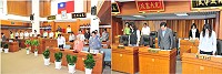 　「馬祖之光」李小石先生20日不幸傳出噩耗，議長陳貴忠特別提議請全體出席人員默哀一分鐘，懷念這位馬祖人心目中永遠的英雄，場面哀戚肅穆。（圖／文：曹重偉）