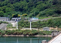 　推動綠能發電示範，縣府裝置兩座垂直軸風力發電機，現正進行運轉調整，未來發電將提供水庫機組使用。（圖／文：劉秋月）