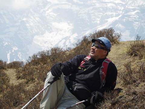 李小石鍾情高山,在登洛子峰途中曬太陽並自在地仰望高峰。(圖/呂漢岳臉書)