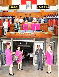 福州市民間文藝家協會馬祖參訪團一行拜訪連江縣議會,受到議長陳貴忠及多位議員們熱情歡迎,並在主席台前留下難得紀念鏡頭;「喜娘三姐妹」陳夏玉、陳秀珍、陳秀蘭臨行前特別來段即興演唱,逗得議長陳貴忠是樂不攏嘴。(圖/文:曹重偉)