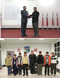 (上圖)馬防部曾於101年間邀請到李小石老師對全體士官兵進行專題演講,演講後由任指揮官致贈馬防部隊徽紙鎮表達感謝。(下圖)100年12月份李小石與紅十字會秘書長一同拜訪馬防部,與指揮官任中將合影留念。(圖/文:趙崇光)