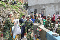 　牛角老宅崩塌，馬防部在接獲通報後，派遣官士兵約80餘人協助清理崩塌現場。（圖／文：趙崇光）
