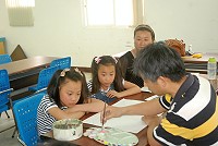 馬祖兒童美術協會昨舉辦「拒絕傷害、迎向陽光」繪畫宣導活動,以親子繪畫教學的方式,導入兒童及少年保護相關理念。(圖/文:邱竟瑋)