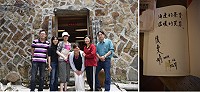 知名作家張曼娟參訪北竿后澳閩東閒情茶館並留言紀念,寫下「海邊的茶香,溫暖的笑容」。(圖:文化局提供)
