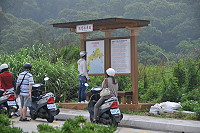 　公車處新設候車亭內公車路線圖成為自由行遊客導覽地圖。（圖／文：陳鵬雄）