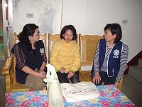 移民署連江縣服務站自102年5月份辦理「新住民高關懷服務」,並配合行動服務列車實施家庭關懷訪視,如遇特殊個案轉介相關單位協助解決。(圖:移民署連江縣服務站提供)
