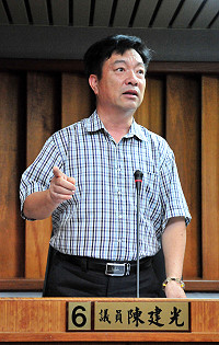 議員陳建光進行質詢。(圖/文:曹重偉)